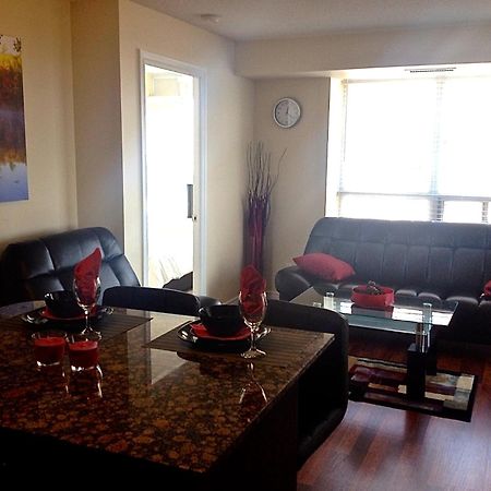 Royal Stays Furnished Apartments - Square One 미시소거 객실 사진