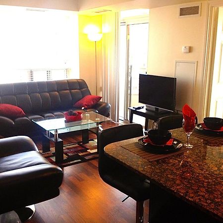 Royal Stays Furnished Apartments - Square One 미시소거 객실 사진