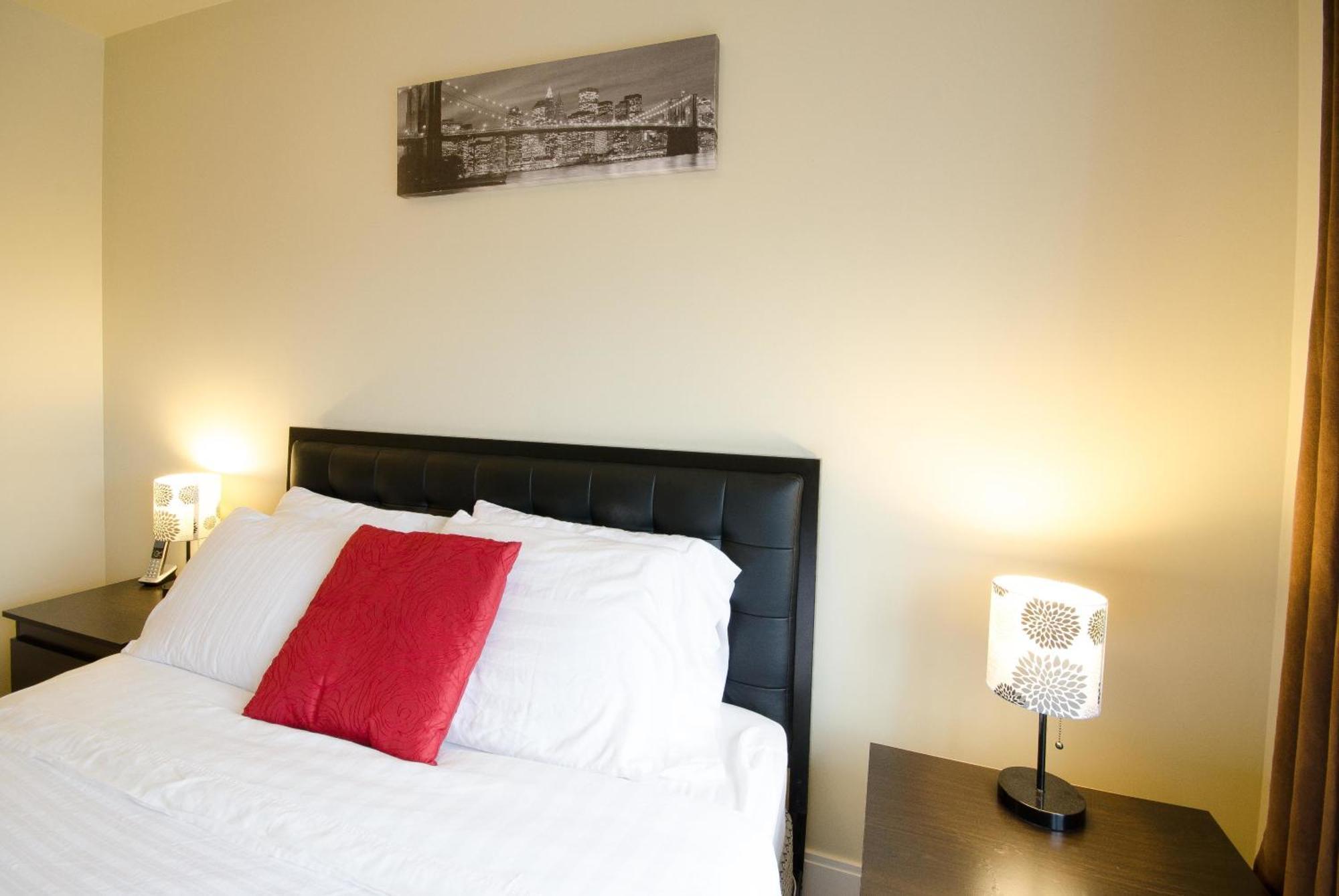 Royal Stays Furnished Apartments - Square One 미시소거 객실 사진