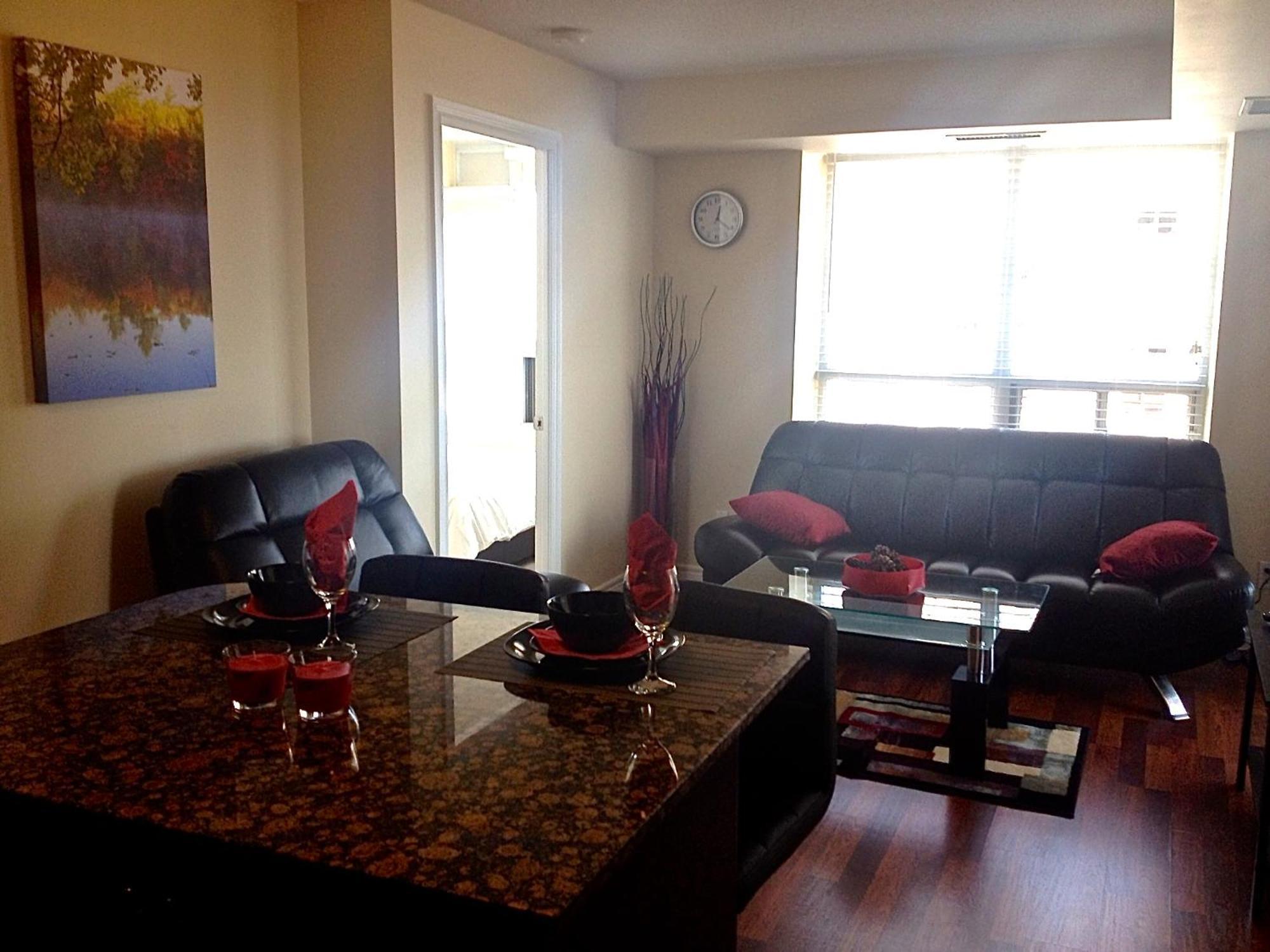 Royal Stays Furnished Apartments - Square One 미시소거 객실 사진