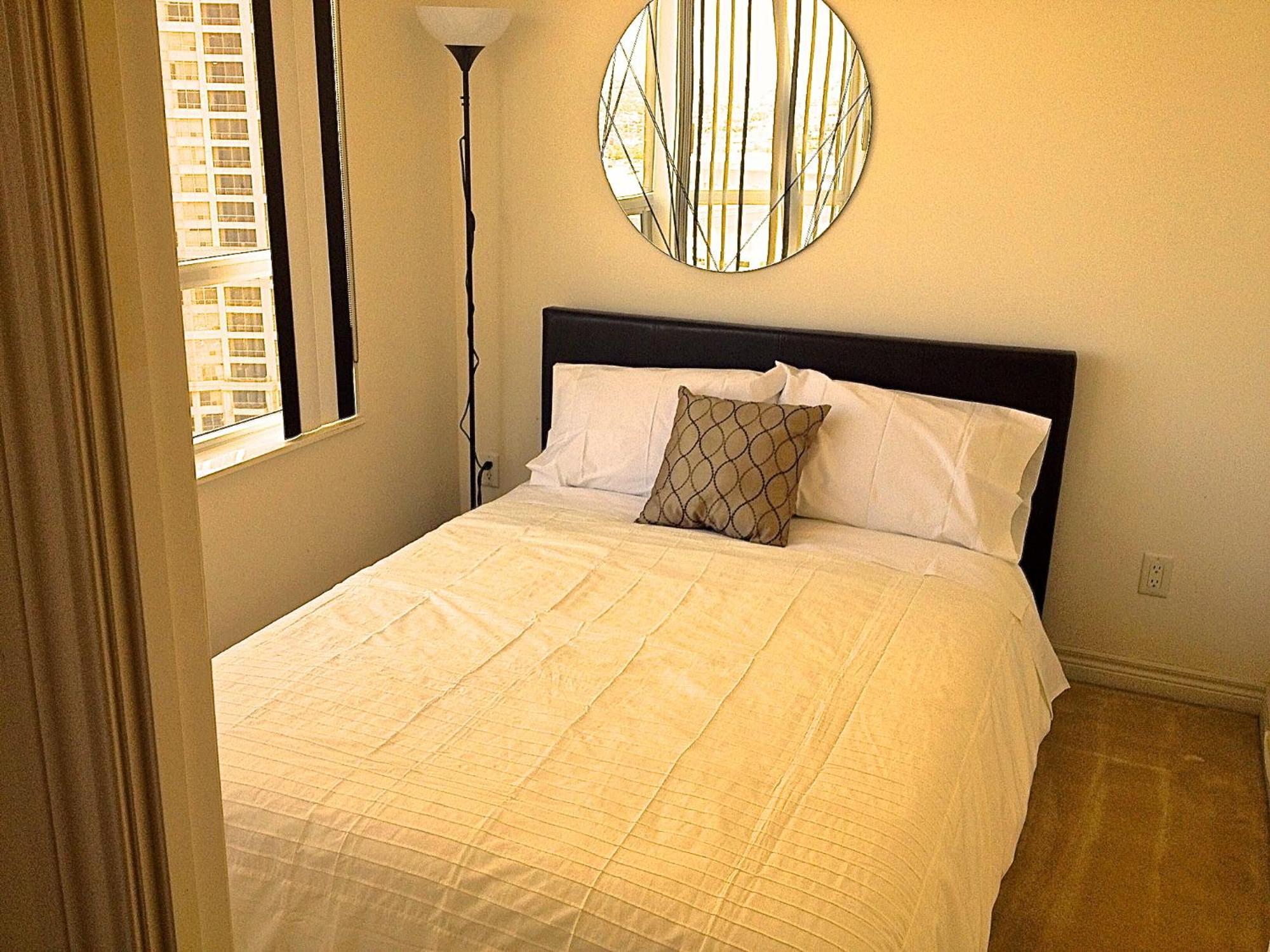Royal Stays Furnished Apartments - Square One 미시소거 객실 사진