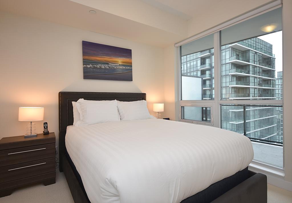 Royal Stays Furnished Apartments - Square One 미시소거 외부 사진