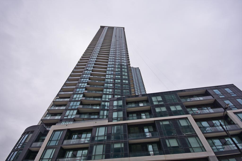 Royal Stays Furnished Apartments - Square One 미시소거 외부 사진