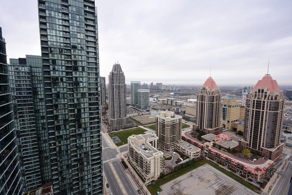 Royal Stays Furnished Apartments - Square One 미시소거 외부 사진