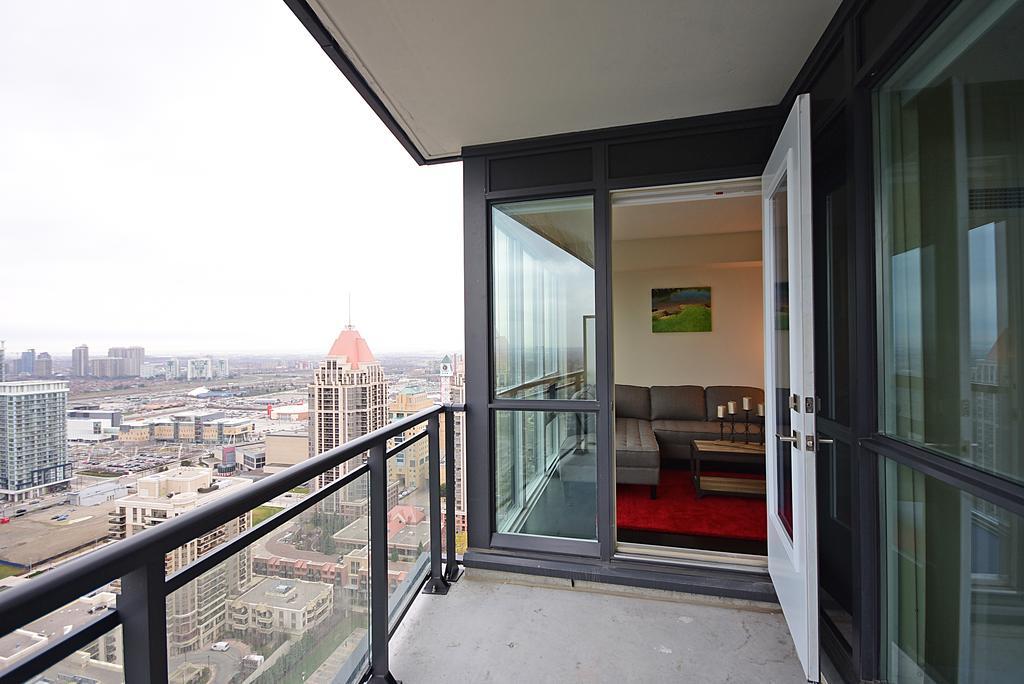 Royal Stays Furnished Apartments - Square One 미시소거 외부 사진