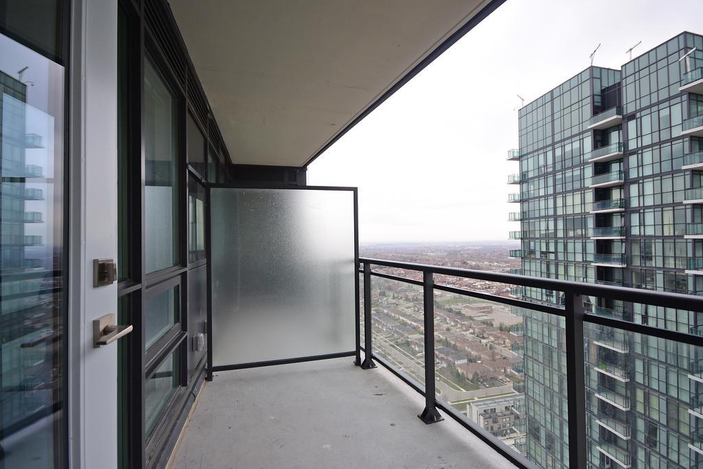 Royal Stays Furnished Apartments - Square One 미시소거 외부 사진