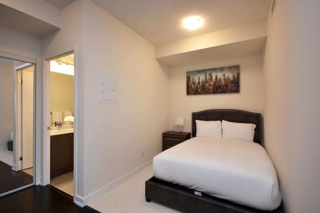 Royal Stays Furnished Apartments - Square One 미시소거 외부 사진