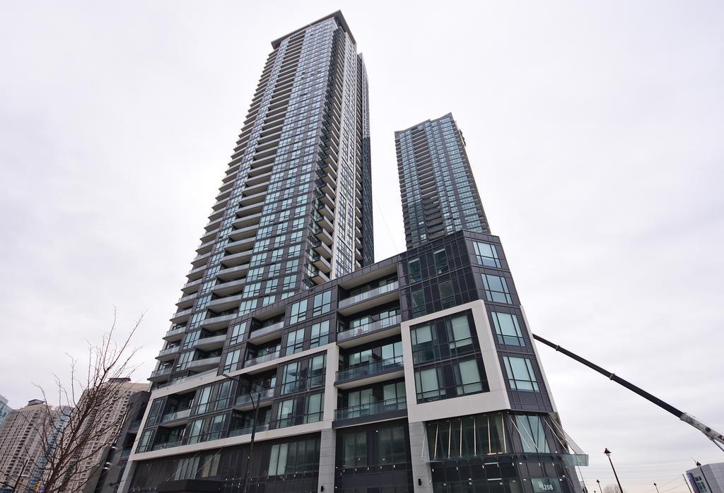Royal Stays Furnished Apartments - Square One 미시소거 외부 사진