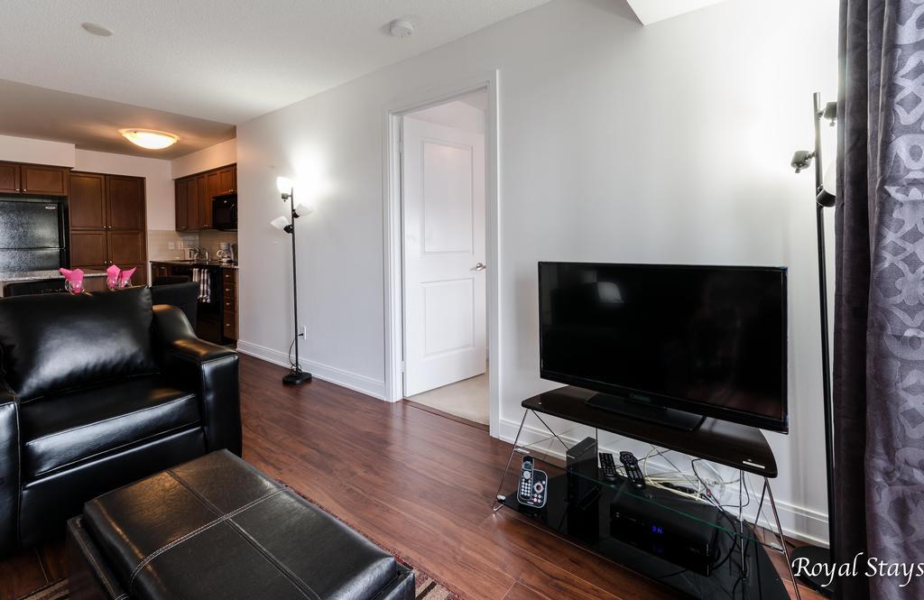 Royal Stays Furnished Apartments - Square One 미시소거 외부 사진