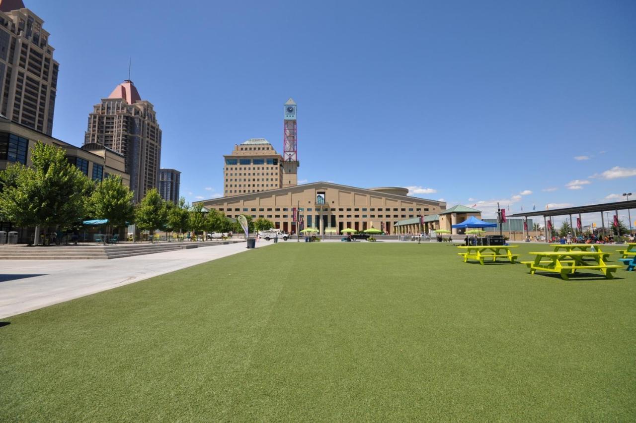 Royal Stays Furnished Apartments - Square One 미시소거 외부 사진