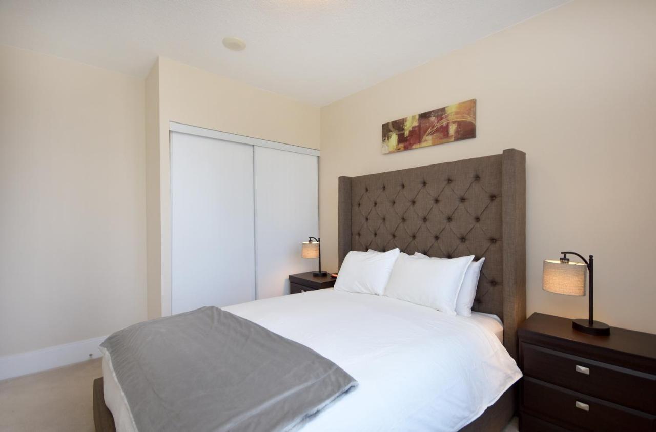 Royal Stays Furnished Apartments - Square One 미시소거 외부 사진