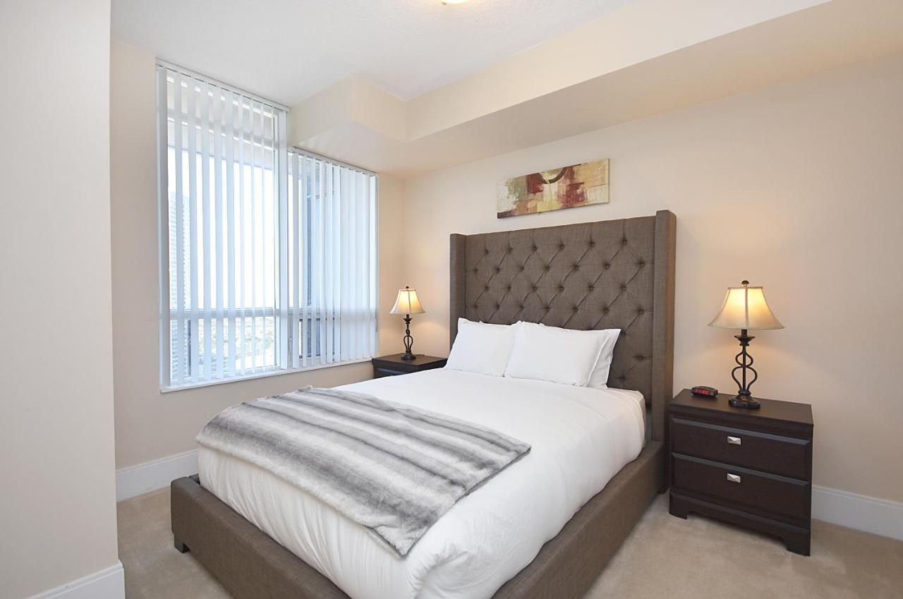 Royal Stays Furnished Apartments - Square One 미시소거 외부 사진
