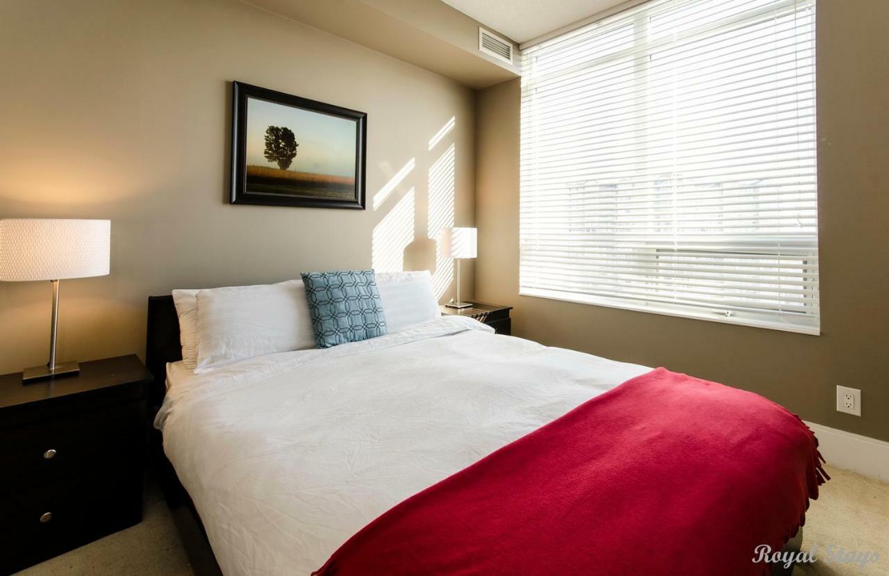 Royal Stays Furnished Apartments - Square One 미시소거 외부 사진